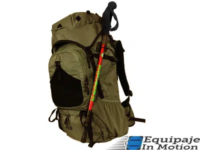 colocar bastones de trekking en la mochila